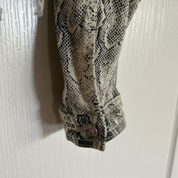 Vigoss faux snakeskin cotton distressed‎ hem cropped denim jacket medium - Picture 7 of 9